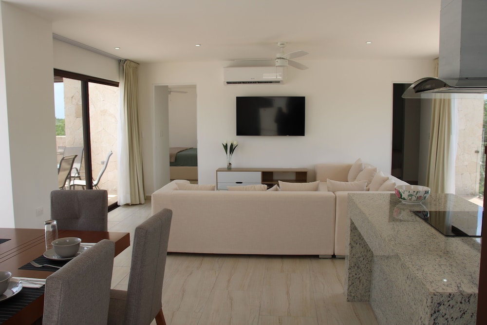 Superior Penthouse, 2 Bedrooms, Pool View