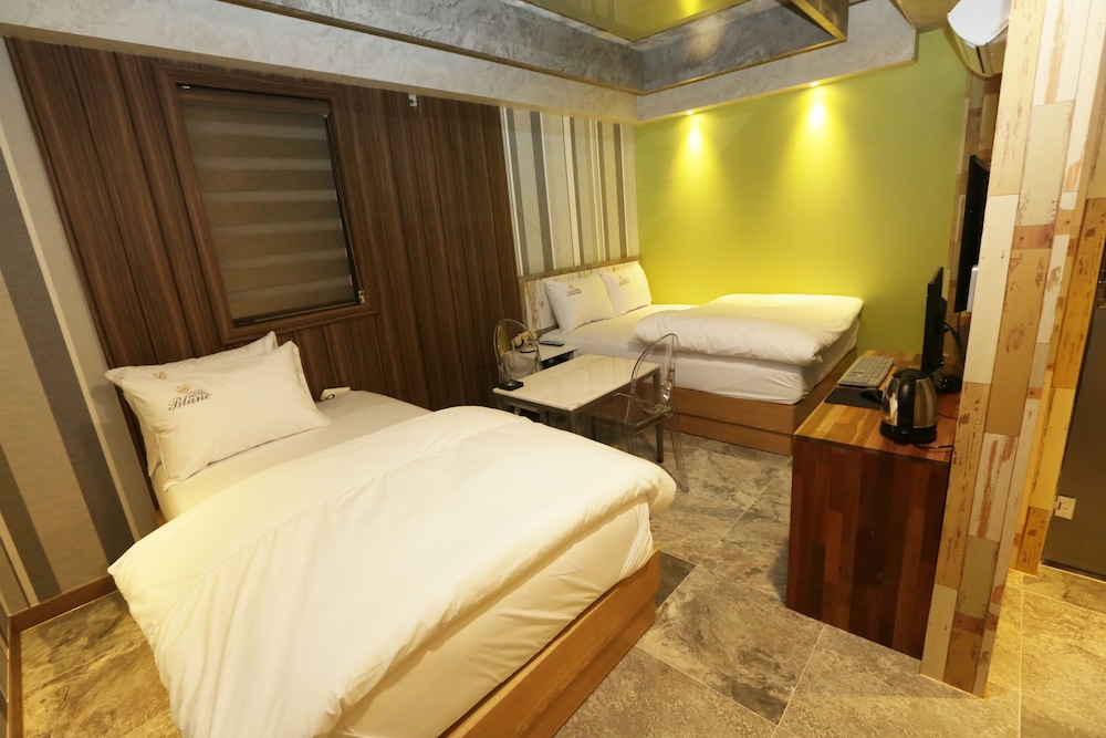 Premium Twin Room (7:00pm Check In On Sat, Sunday) photo 3