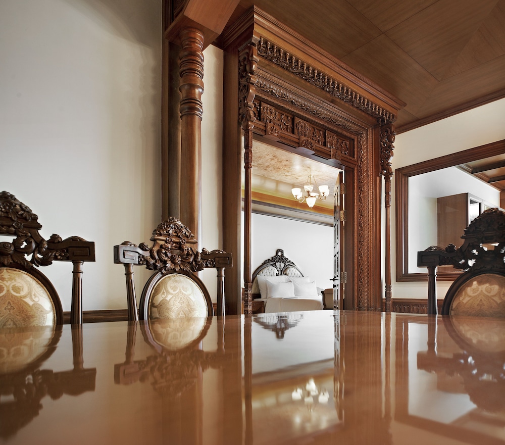 Club Suite, 1 King Bed, City View - Photo 2