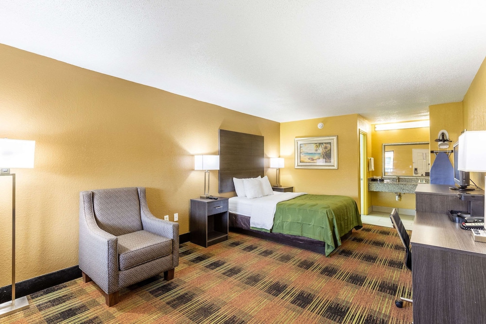 1 King Bed, Smoking - Photo 1