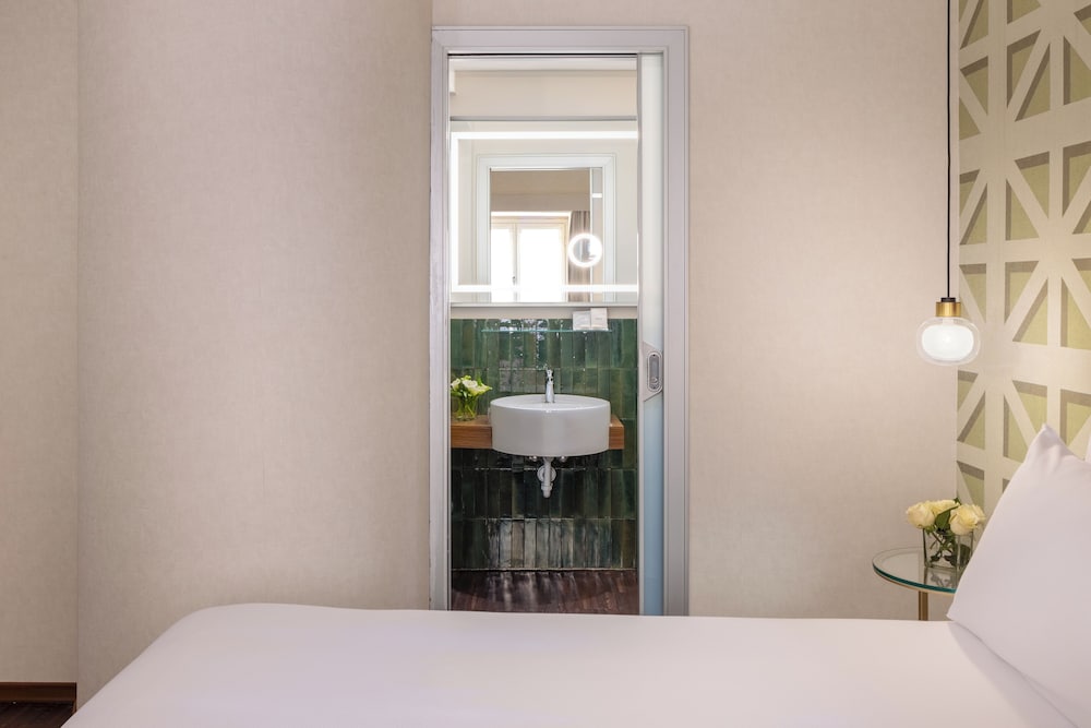 Premium Twin Room (with 1 Rollaway Bed) photo 2
