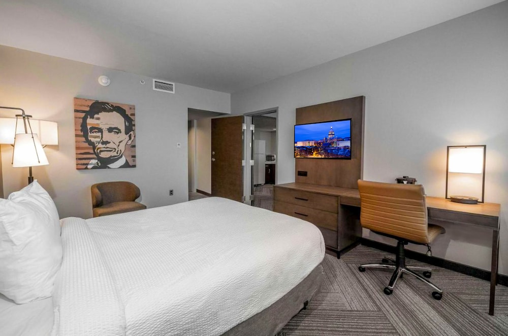 Suite, 1 Queen Bed, Non Smoking - Photo 2