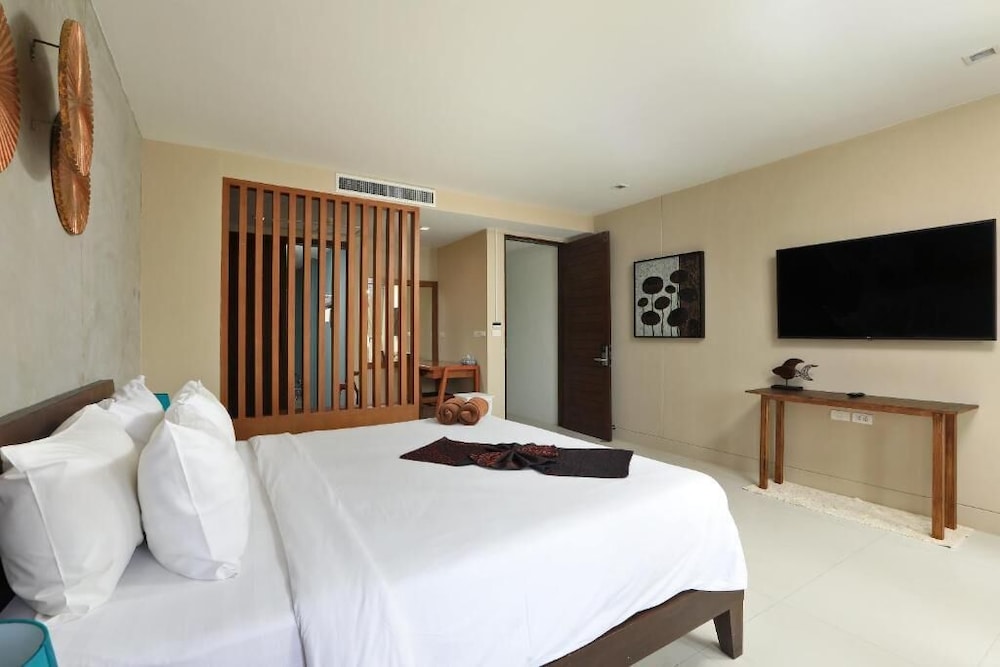 Executive Suite, Non Smoking, Pool View photo 2