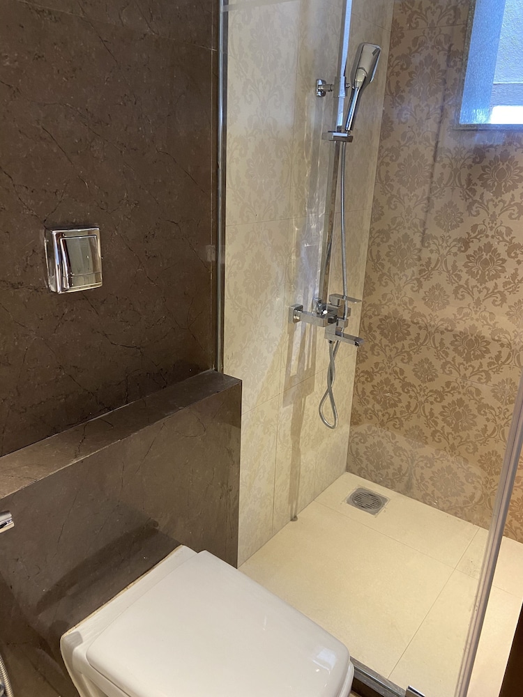 Hazel Suite With Bathtub and Balcony photo 3