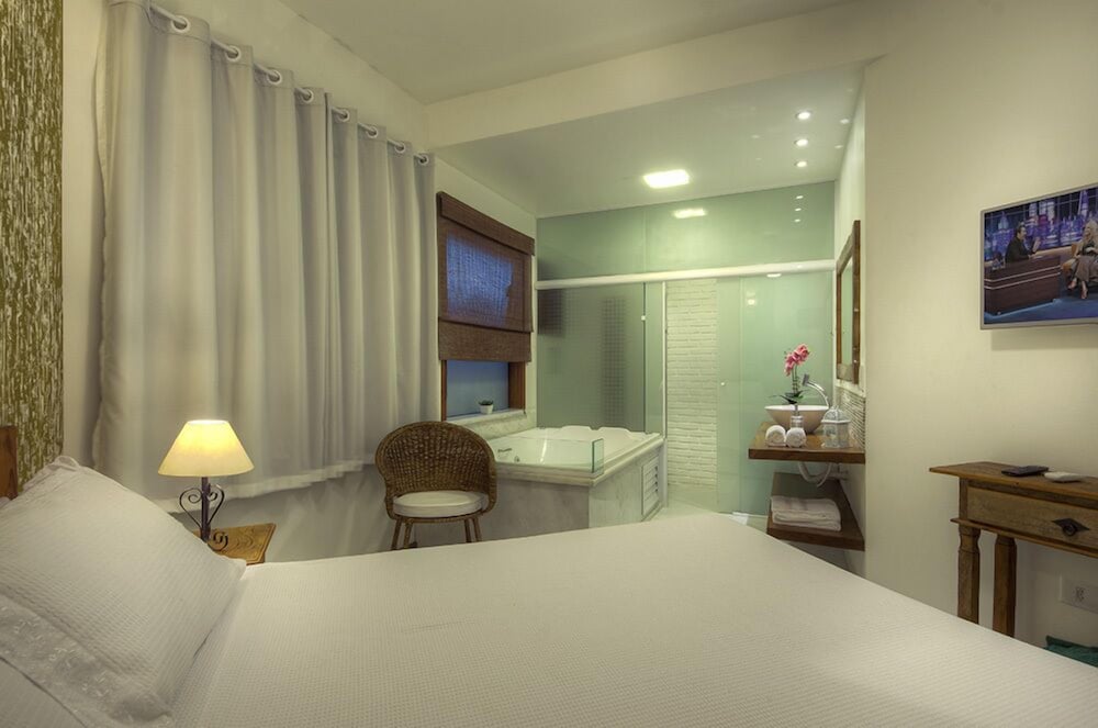 Studio Suite, Jetted Tub
