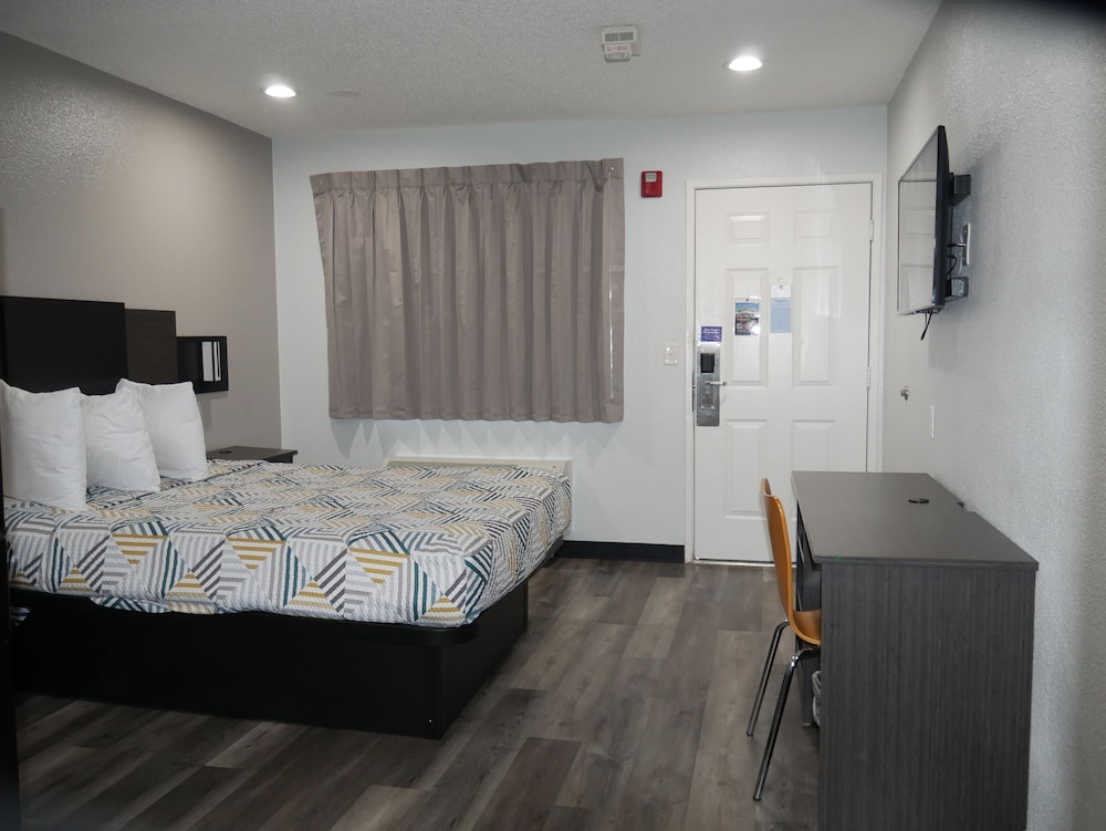 Deluxe Room, 1 Queen Bed, Non Smoking, Refrigerator & Microwave photo 3