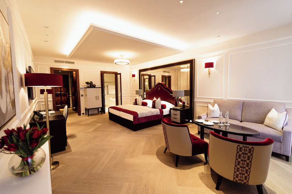 Premium Suite, 1 King Bed, Patio, Park View photo 3