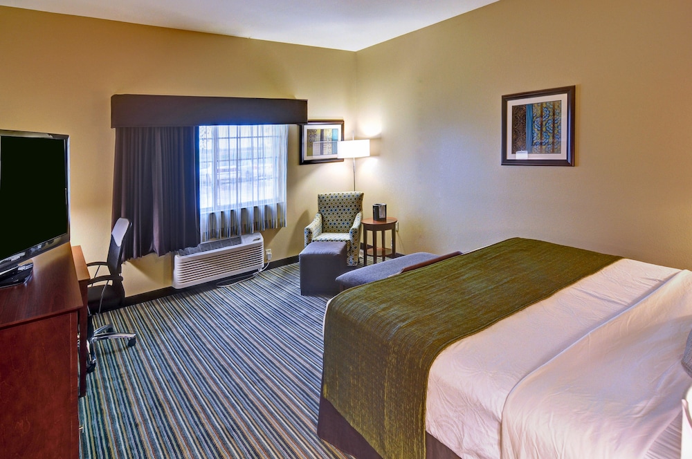 Standard Room, 1 King Bed, Non Smoking, Refrigerator & Microwave photo 2