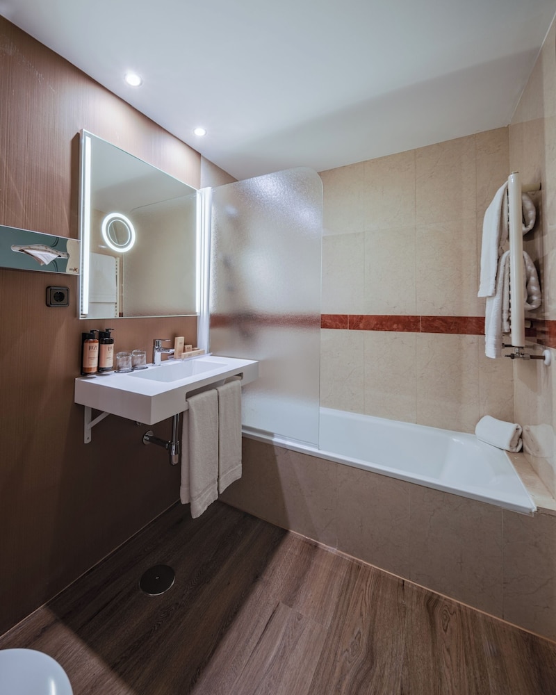Deluxe Double Room thumbnail 6