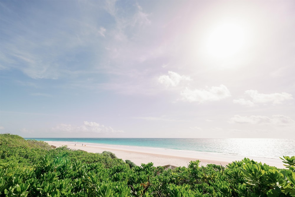 One Bedroom Ocean Front Cottage With Private Pool photo 2