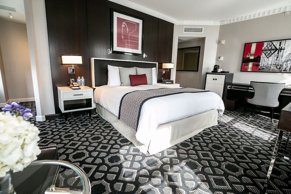 Luxury Room, 1 King Bed, Corner - Photo 3