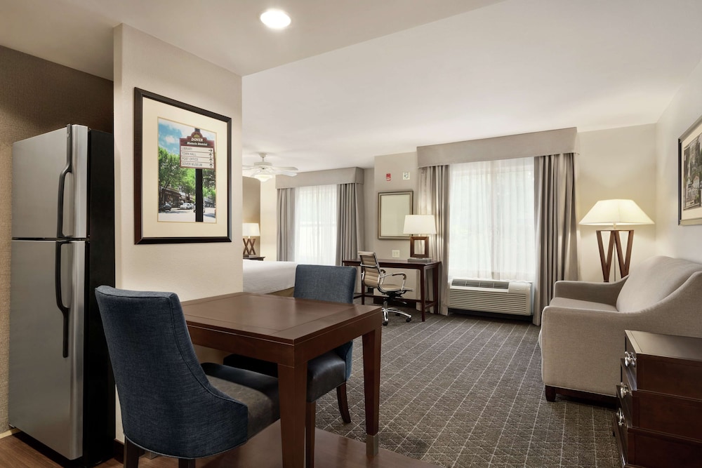 Suite, 1 King Bed, Accessible (Mobility & Hearing, Roll-in Shower) photo 3