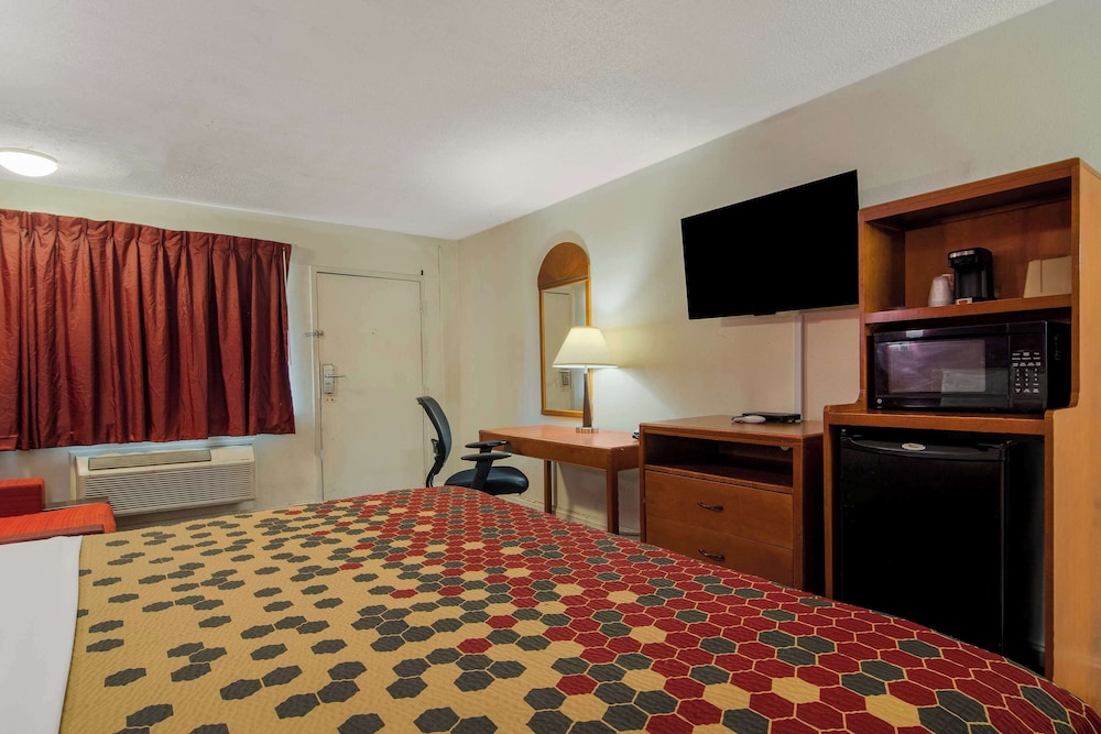 Standard Room, 1 King Bed, Smoking - Photo 5