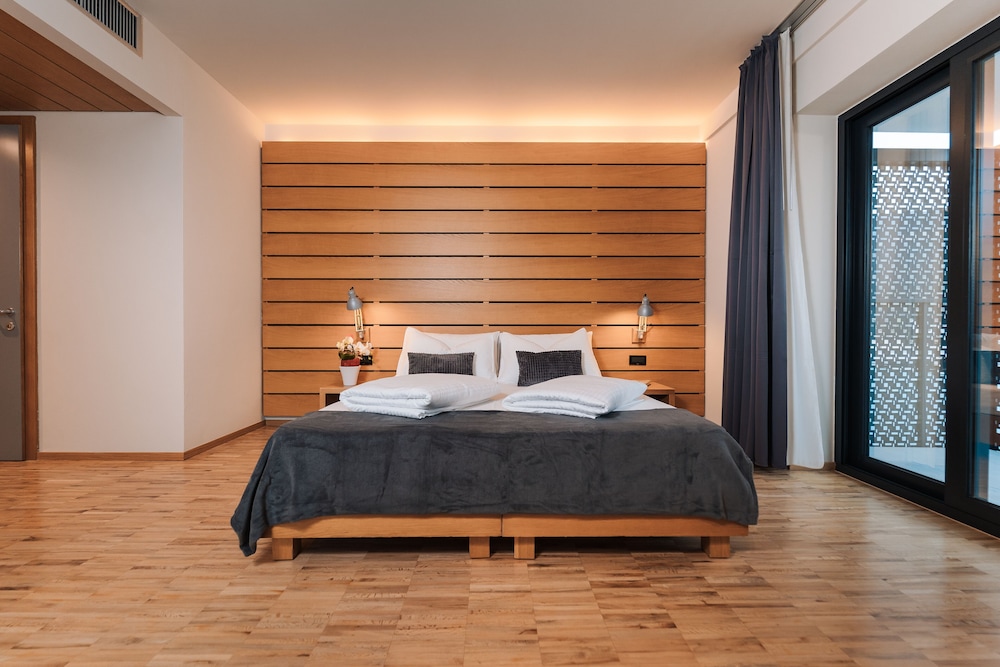 Panoramic Room, Lake View - Photo 2