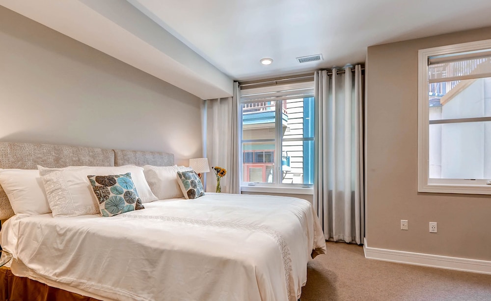 Condo, 6 Bedrooms