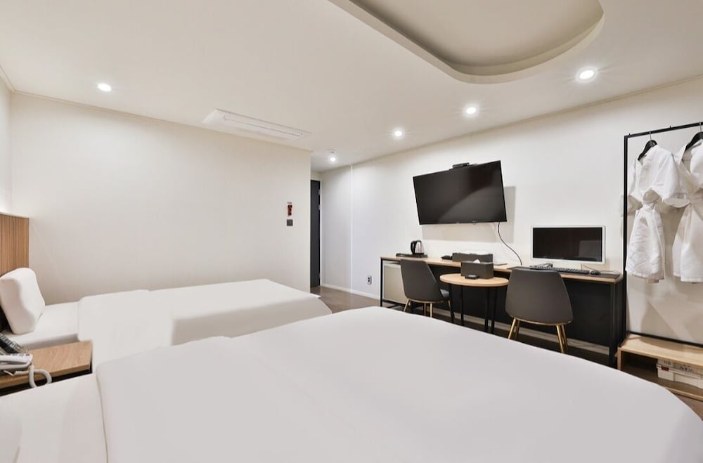 Standard Twin Room - Photo 2