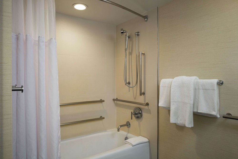 Makai Room, 2 Queen Beds, Resort View (Accessible Tub, Hearing) thumbnail 6