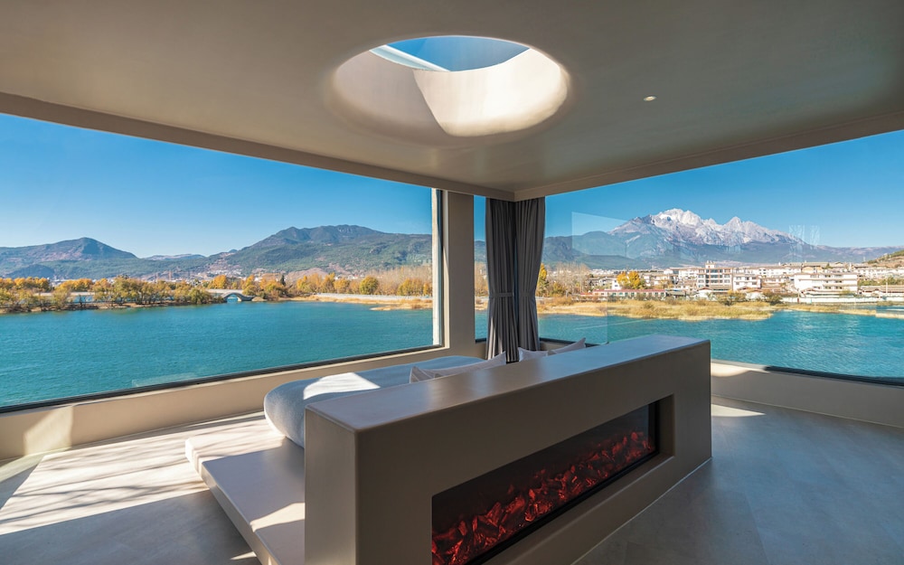 Suite, 1 King Bed, Non Smoking, Lake View photo 3