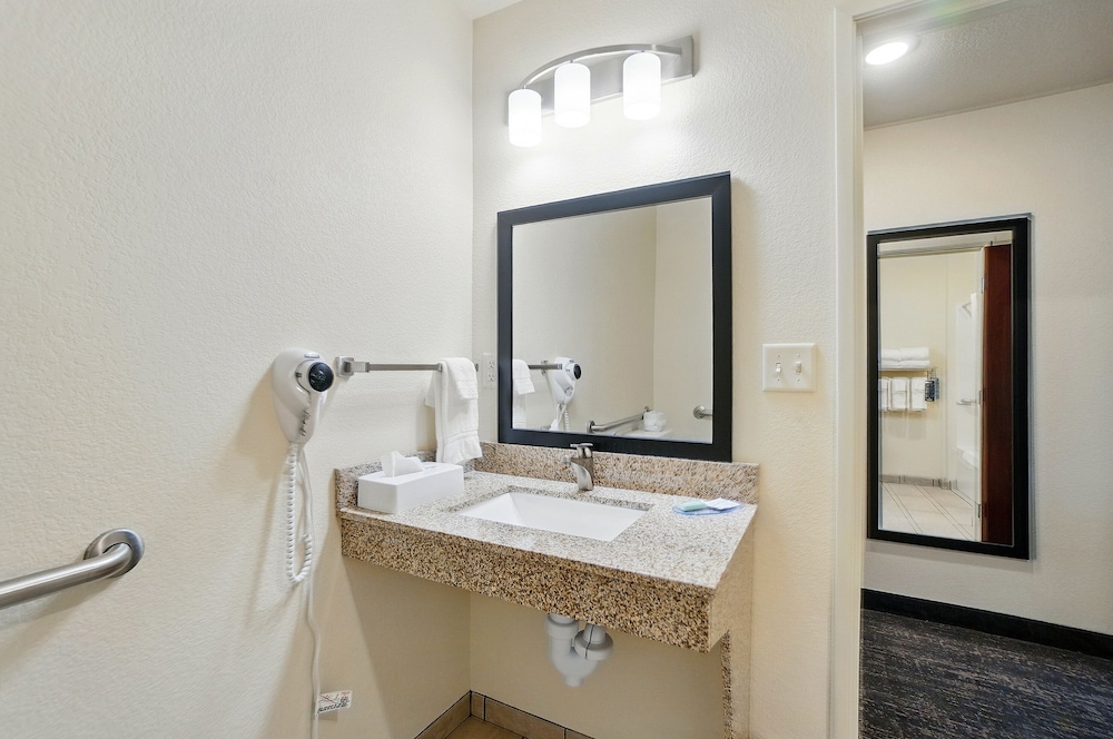 Room, Accessible, Non Smoking (Single King Guestroom) photo 2