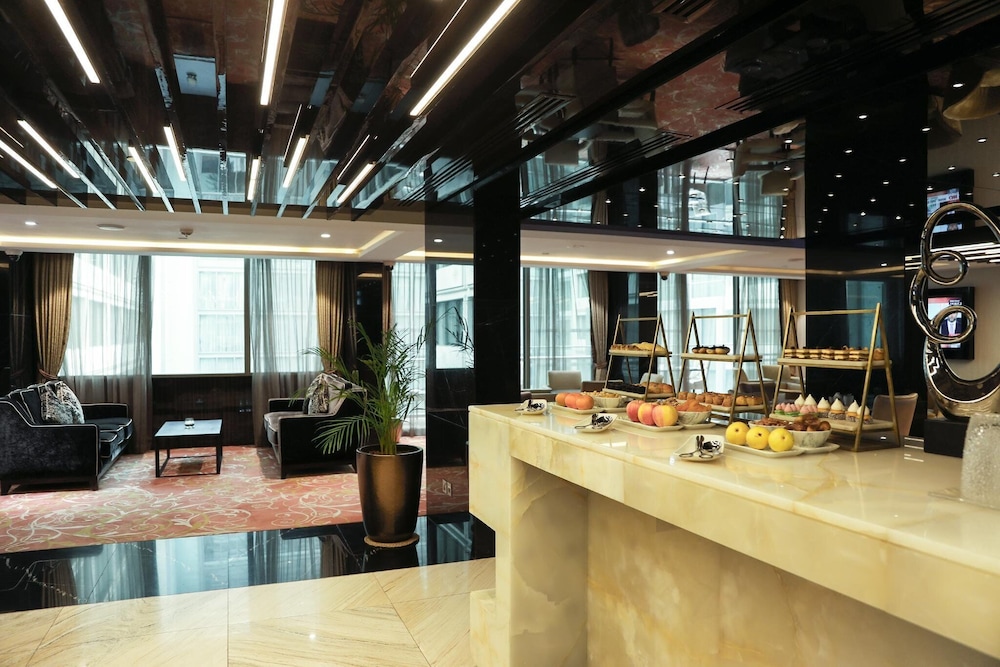Premium Room, 1 King Bed, Smoking, Business Lounge Access photo 3