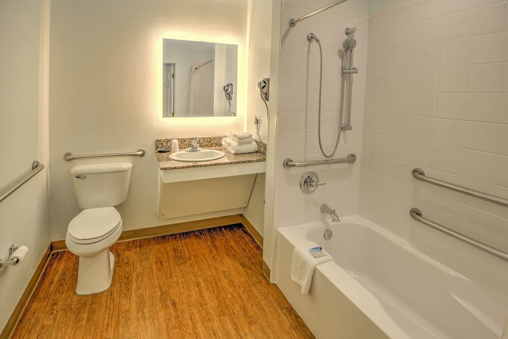 Suite, 1 Queen Bed, Accessible, Non Smoking - Photo 1