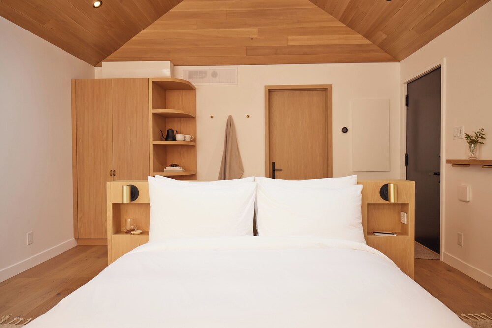 Enchanted Eight at Dimensions | Cabin Eight photo 2