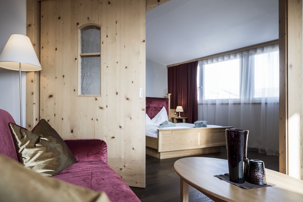 Panoramic Suite, 1 Queen Bed With Sofa Bed, Balcony, Valley View