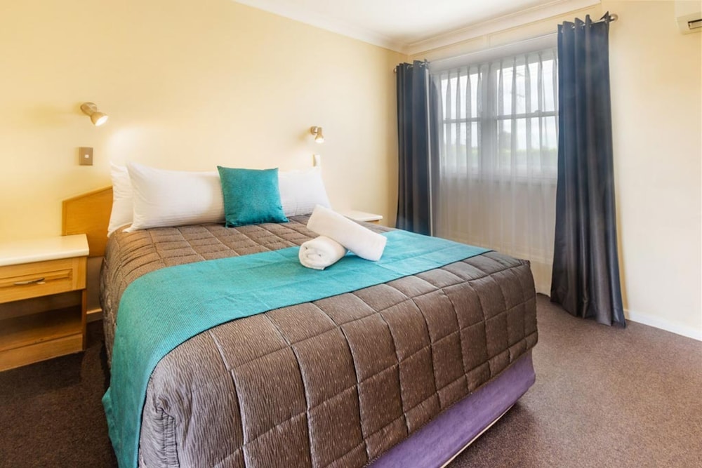 Deluxe Room, 1 Queen Bed photo 2