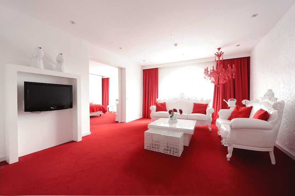 Honeymoon Suite - Photo 1