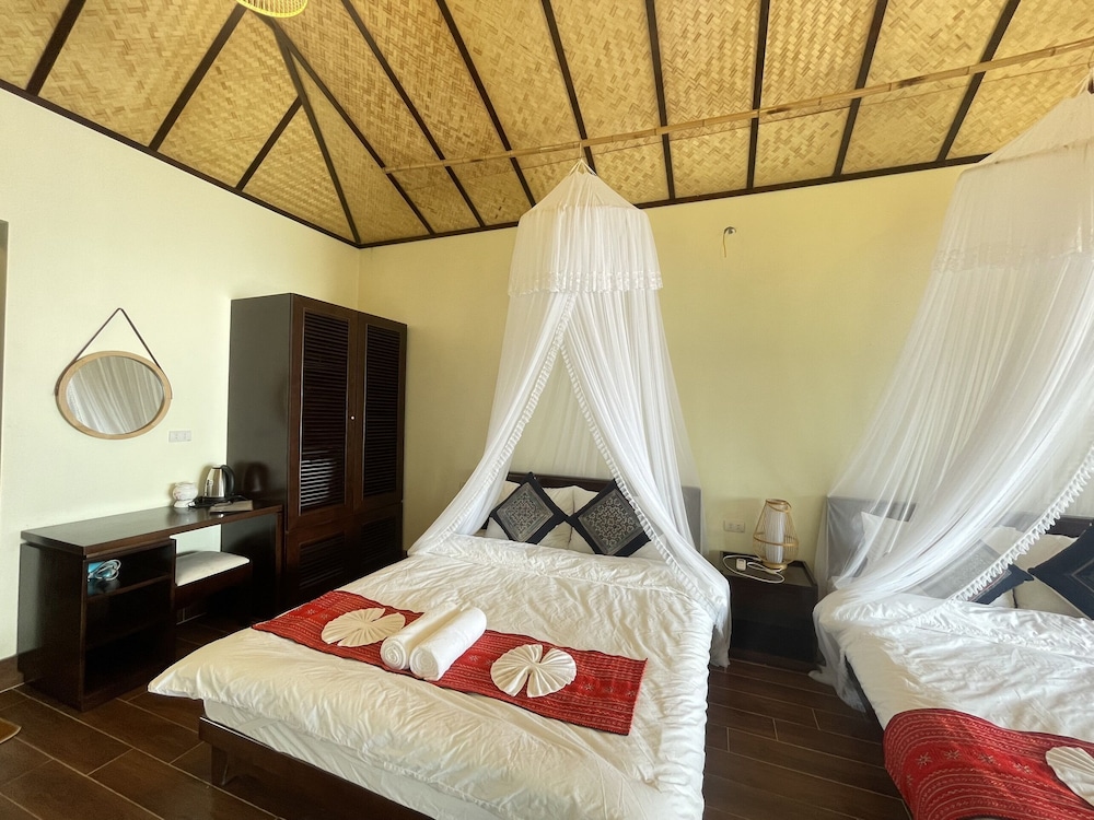 Deluxe Quadruple Room, 2 Queen Beds, Mountain View photo 1