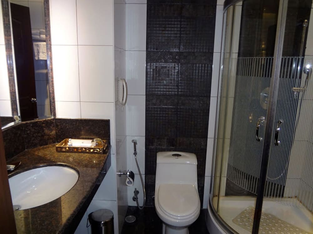 Deluxe Room, Multiple Beds - Photo 3