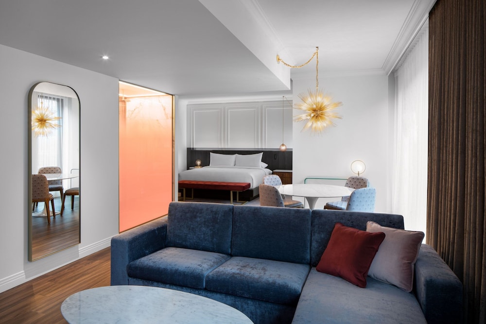 Suite, 1 King Bed, City View