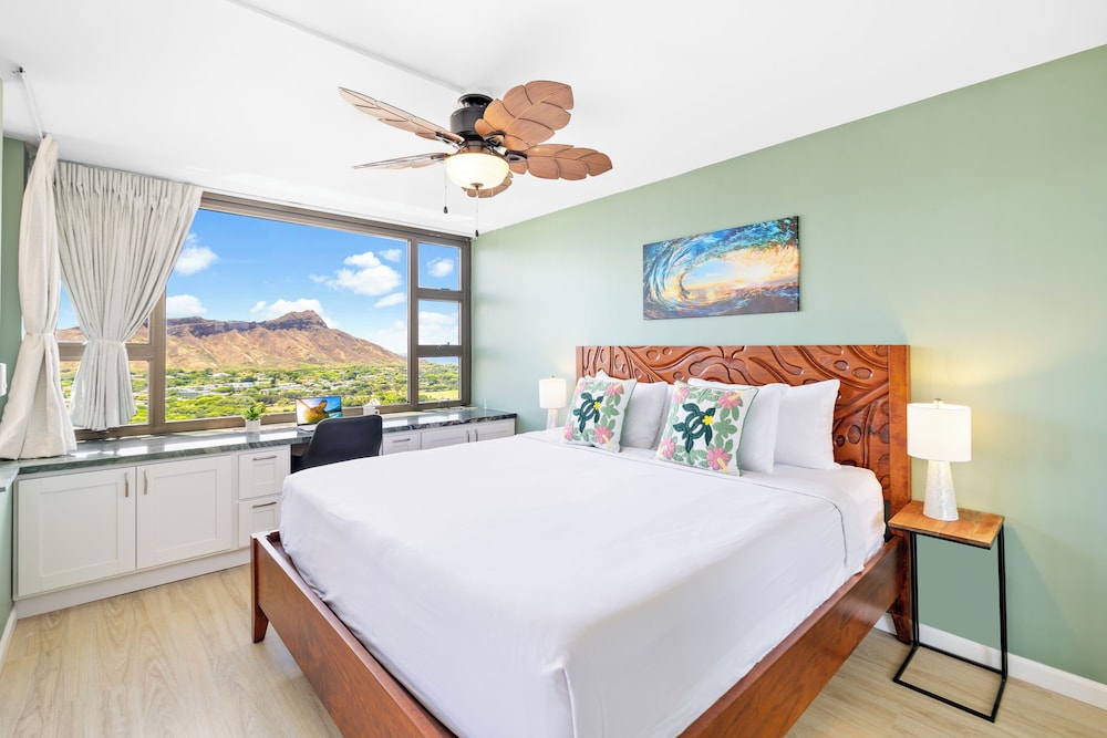 Diamond Head and Ocean views with King Bed and Parking: Condo, 1 Bedroom, Air conditioning, Ocean View (0146) photo