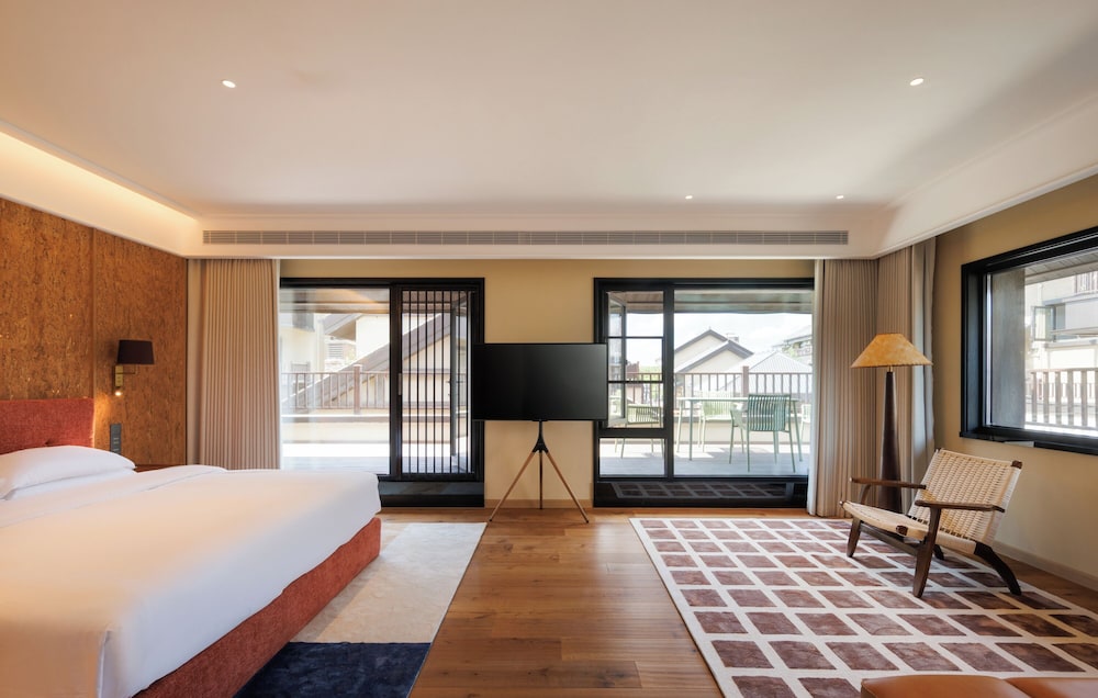 Senior Suite, Courtyard View