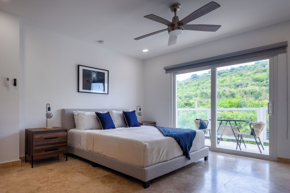 Standard Room, 1 King Bed, Balcony photo 2