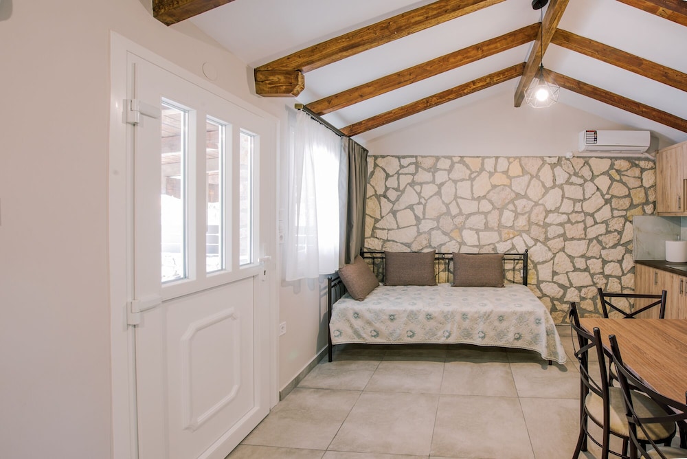 Traditional Apartment 3, 2 Bedrooms photo 2