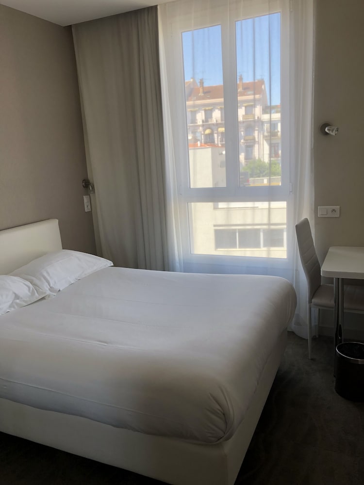 Standard Double Room - Photo 3