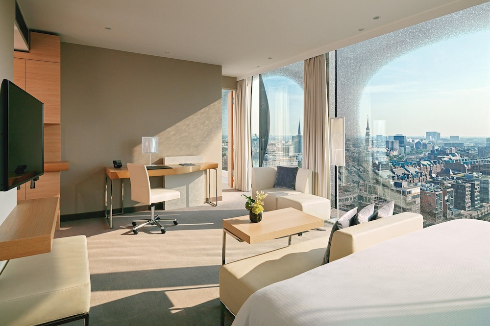 Junior Suite, 1 King Bed, City View