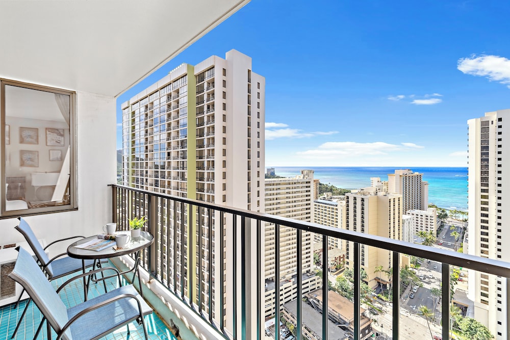 Premium Remodeled Condo with Ocean View and Parking: Premium Suite, 1 King Bed with Sofa bed, Balcony, Ocean View (0026) photo