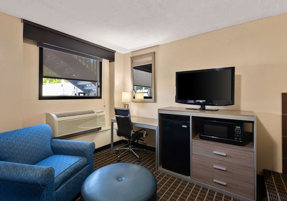 Suite, 2 Queen Beds, Non Smoking, Jetted Tub photo 2