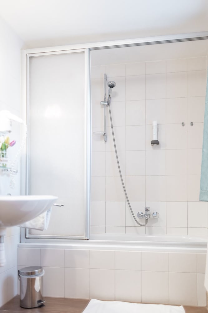 Standard Triple Room, Ensuite - Photo 3