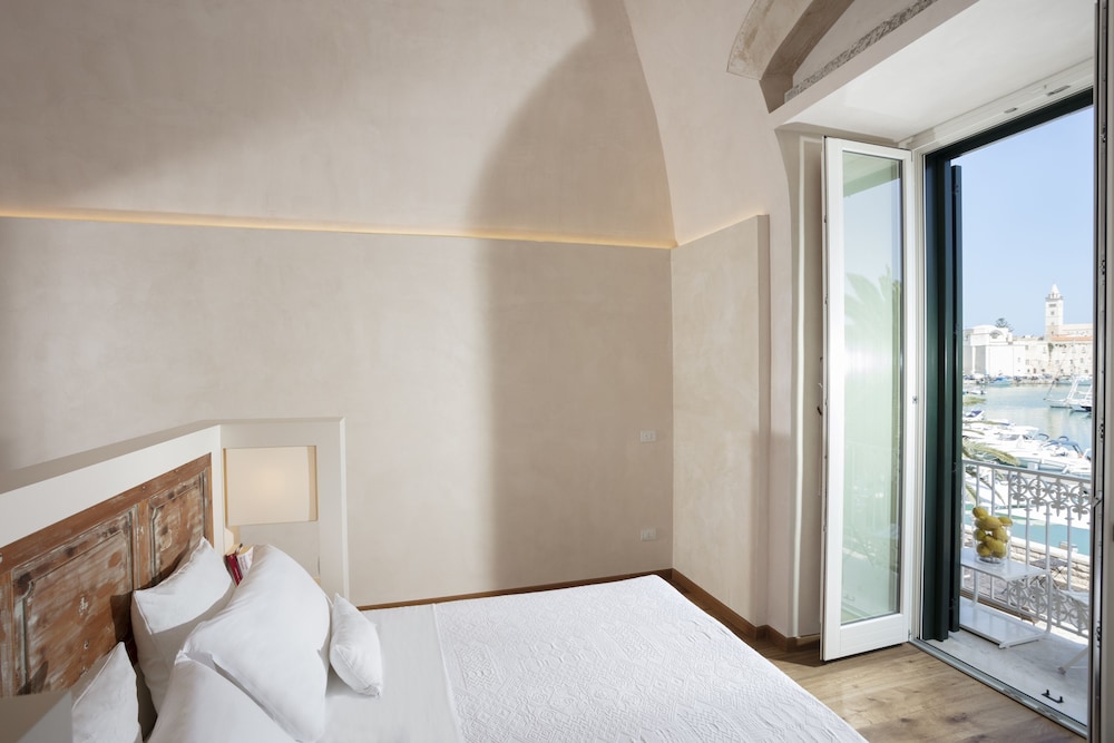 Luxury Quadruple Room, Balcony, Harbor View (Grotta Azzurra)