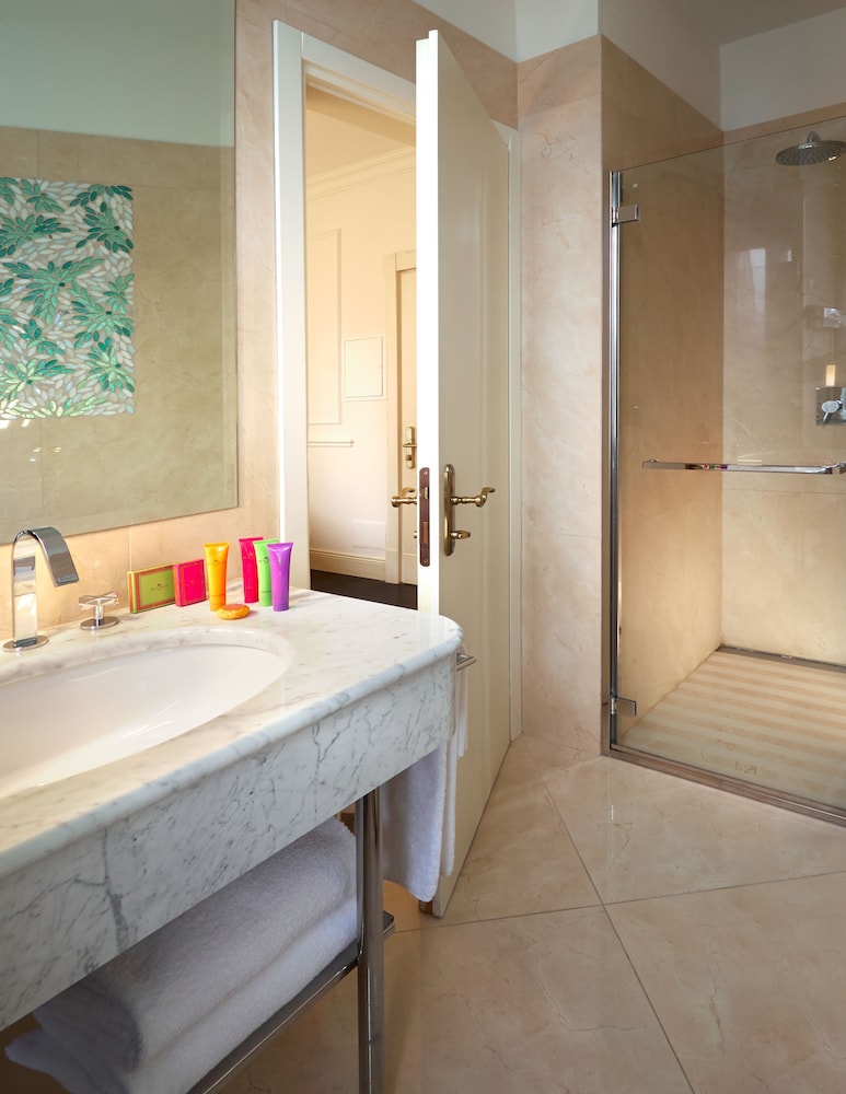 Classic Double Room thumbnail 5