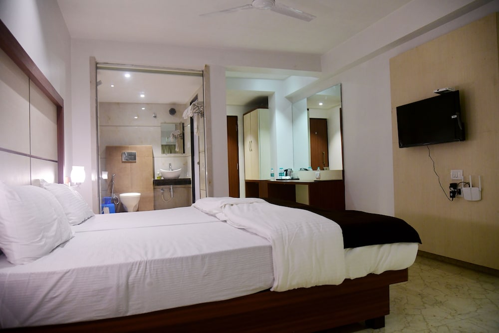 Deluxe Room - Photo 17
