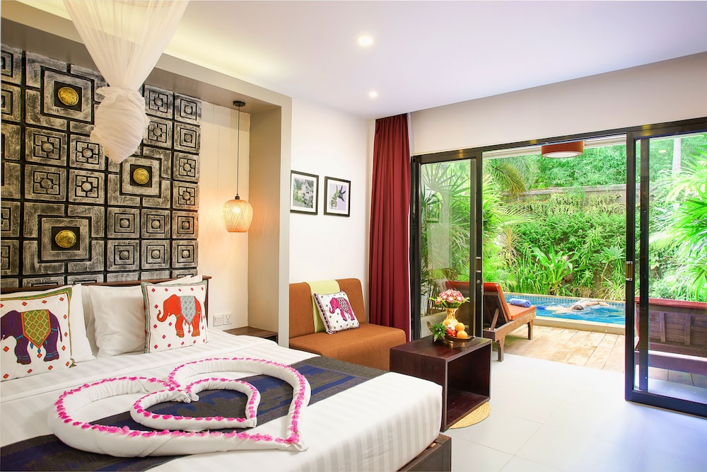 Deluxe King Room Pool Access
