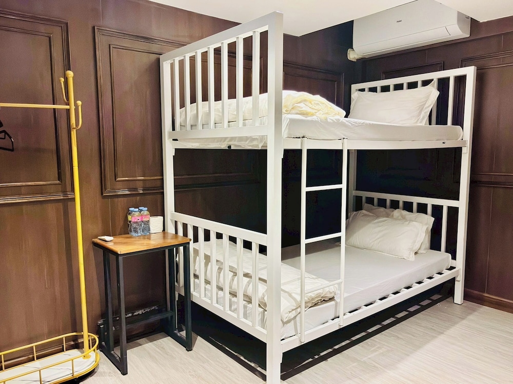 Shared Dormitory, Men only