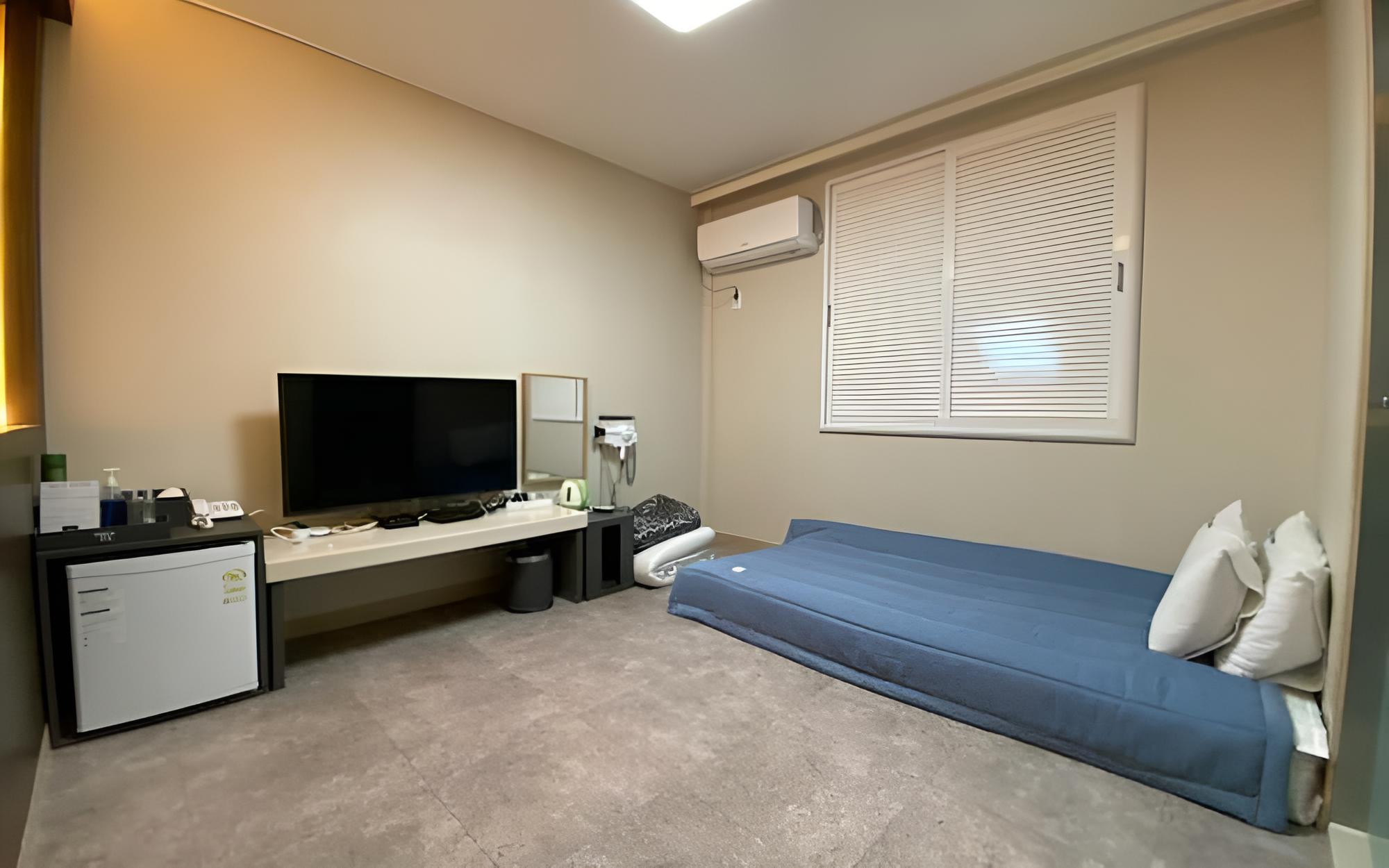 Room (One-person bedroom (Netflix available) photo 1