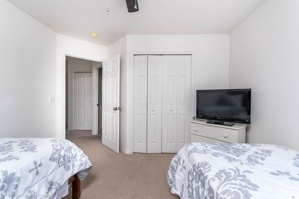 House, Multiple Beds (Pool 5 bed with spa and games room) photo 2