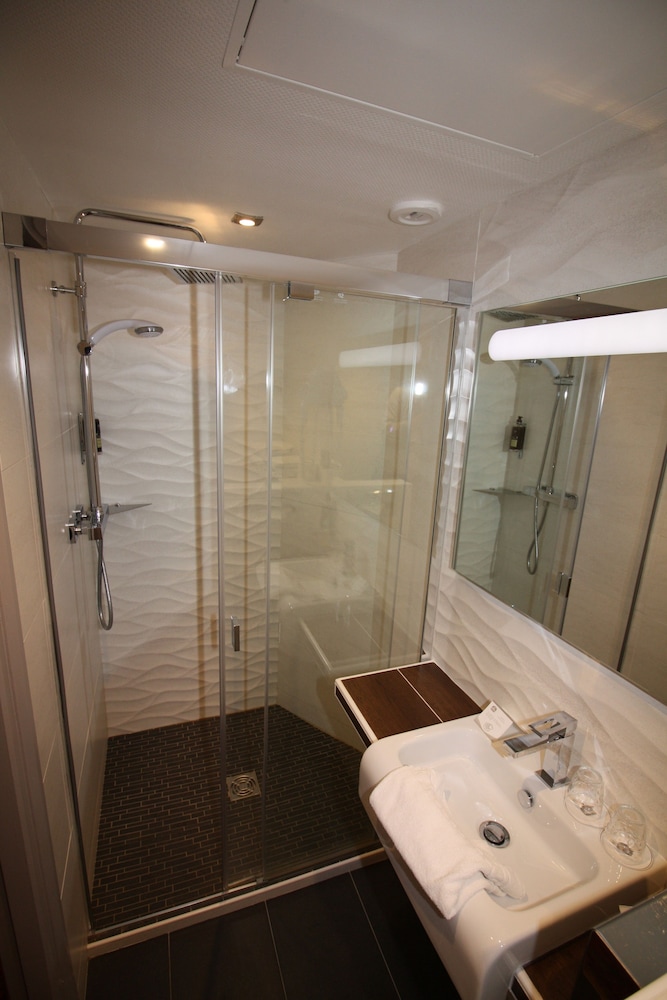 Classic Room, 1 Double Bed, Non Smoking (Small Room) thumbnail 6