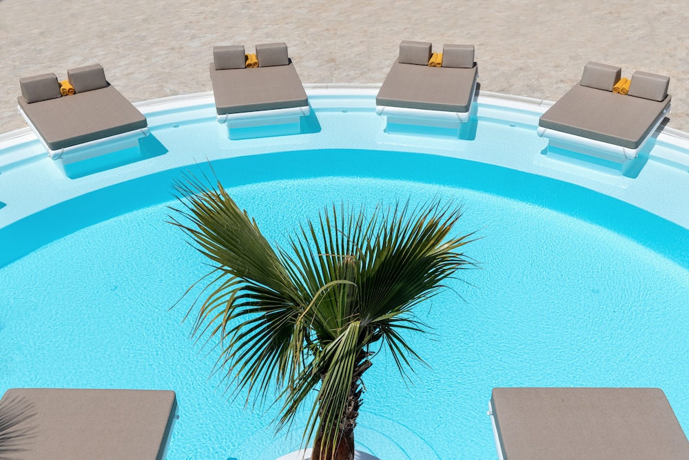 Luxury Honeymoon Suite with Outdoor Hot Tub - Photo 6